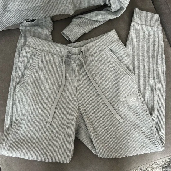 Alo Yoga Muse Set - Hoodie & Sweatpants - Athletic Heather Grey - Medium - Picture 6 of 9